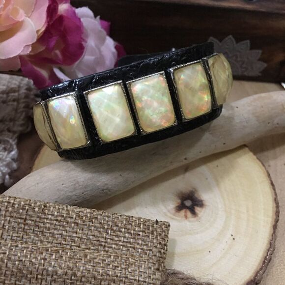 pearlescent and black leather snap cuff bracelet - Picture 1 of 5